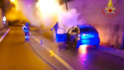 Auto avvolta dalle fiamme in galleria