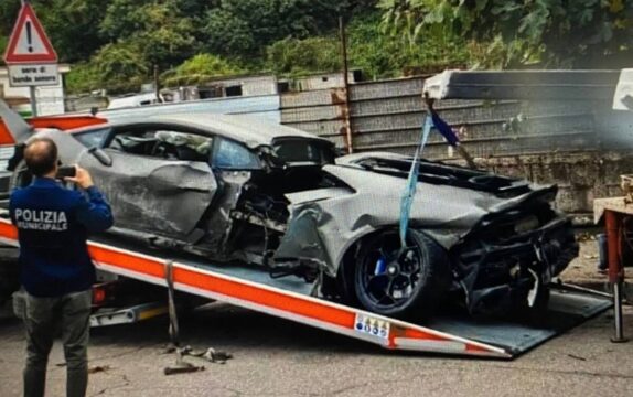 Lamborghini spezzata in due in un incidente, era stata presa a noleggio
