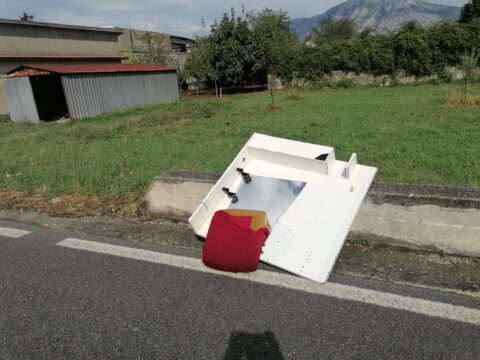Cervinara: mobili abbandonati lungo la strada