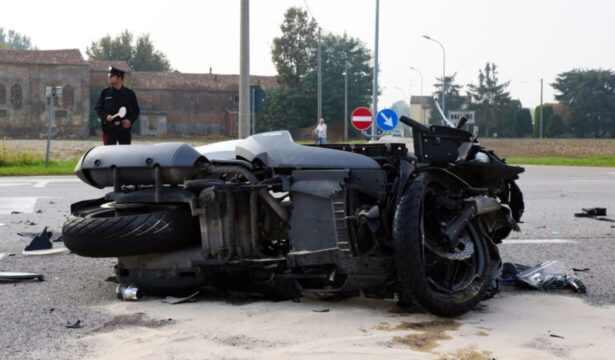 Impatto devastante tra auto e scooter, muore centauro