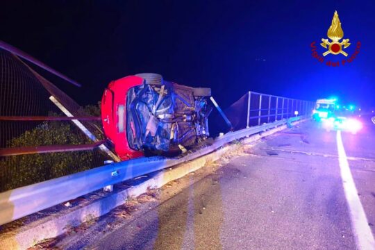 Auto in bilico sul viadotto, conducente muore precipitando per 30 metri