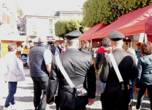 I carabinieri bloccano un giovane in stato di alterazione psico-fisica