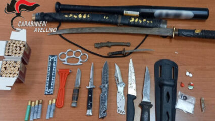 Trovati in possesso di un tirapugni,7 coltelli, una katana ed una mazza da baseball