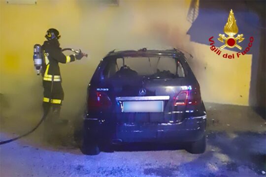 Auto in fiamme nella notte, danni alla facciata di una chiesa
