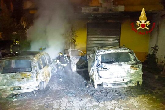 Solofra: tre auto in fiamme nella notte