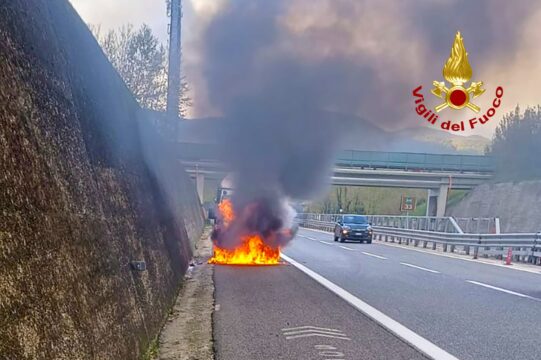 Autocarro in fiamme lungo l’autostrada