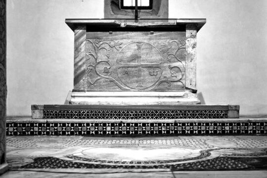Sant'Agata dei Goti: qui riposano i corpi, l'altare di San Menna