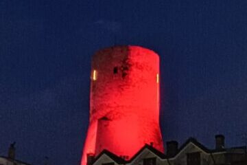 Summonte: la torre si Illumina di Rosso per la Giornata Nazionale contro la Violenza sulle Donne