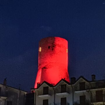 Summonte: la torre si Illumina di Rosso per la Giornata Nazionale contro la Violenza sulle Donne