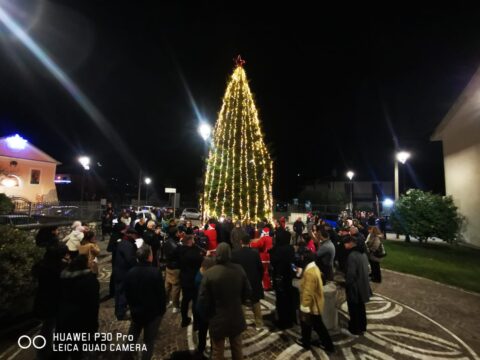 Cervinara: a piazzetta Pantanari si accende l’albero e la festa con i Babbo Natale e Topolino