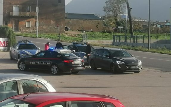 Valle Caudina: auto sospetta bloccata dalla polizia lungo l'Appia
