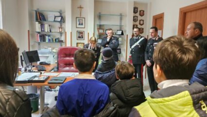 Montecalvo Irpino: Gli auguri di Natale dei bambini dell’Istituto Comprensivo “Casalbore” alla Stazione dei Carabinieri