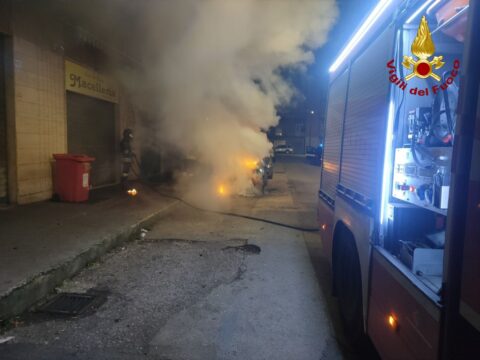 Avellino: auto in fiamme in via Bellabona