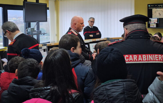 Avellino: i carabinieri accolgono i bambini della Primaria di Forino