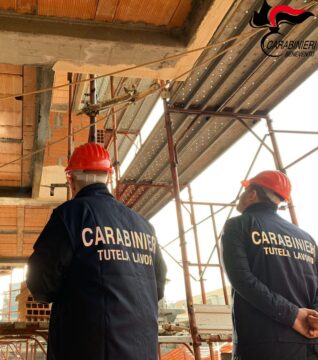 Amorosi: rischio di caduta dall’alto degli operai, cantiere sospese e multe per oltre 21 mila euro