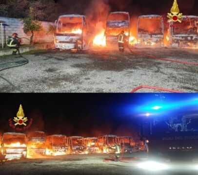 Pastorano: otto autobus distrutti da un incendio