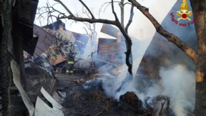 Venticano: vasto incendio in un capannone agricolo
