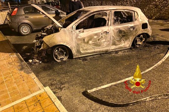 Mugnano del Cardinale: in fiamme un'auto e danneggiate altre due