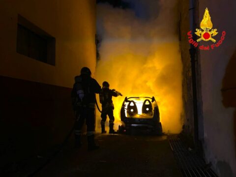 Pratola Serra: auto in fiamme nella notte