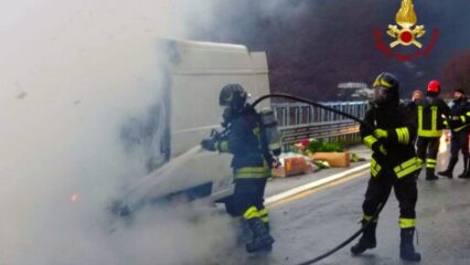 Monteforte Irpino: furgone in fiamme sull'autostrada