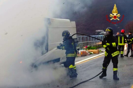 Monteforte Irpino: furgone in fiamme sull’autostrada