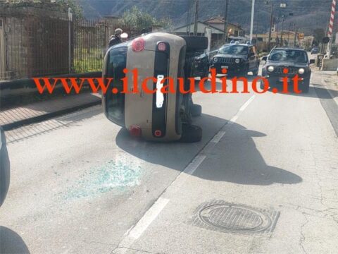 Cervinara: auto si ribalta in via Lagno, altre due auto coinvolte nell’incidente