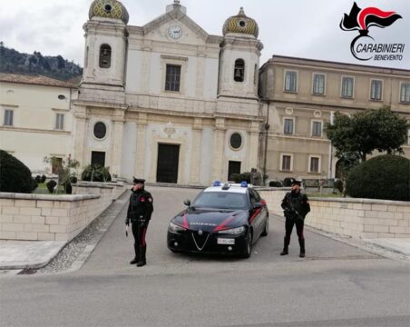 Picchia e minaccia la convivente: arrestato dai carabinieri