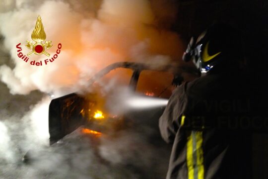 Avellino: auto in fiamme in via Zigarelli