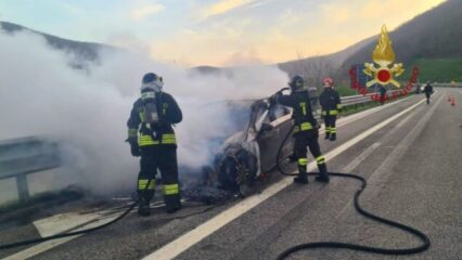 Monteforte Irpina: auto con famiglia a bordo avvolta dalle fiamme