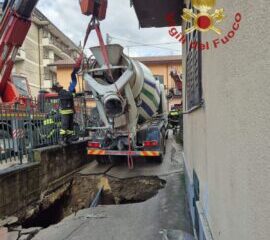 Atripalda: sprofonda il suolo stradale e ingoia una betoniera