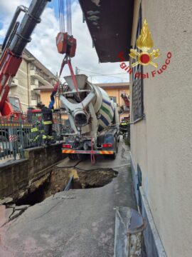 Atripalda: sprofonda il suolo stradale e ingoia una betoniera