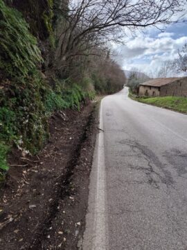 Valle Caudina: strada tra cunette di terriccio e buche, il pericolo è servito