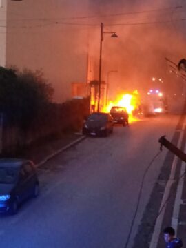 Valle Caudina: due auto distrutte dalle fiamme ed una famiglia evacuata, alba di fuoco a San Martino