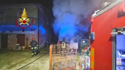 Santa Lucia di Serino: autocarro in fiamme nella notte