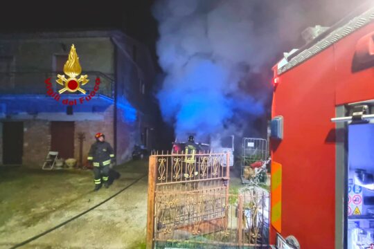 Santa Lucia di Serino: autocarro in fiamme nella notte
