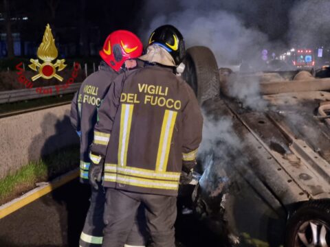 Solofra: 33enne intrappolata in un’auto in fiamme