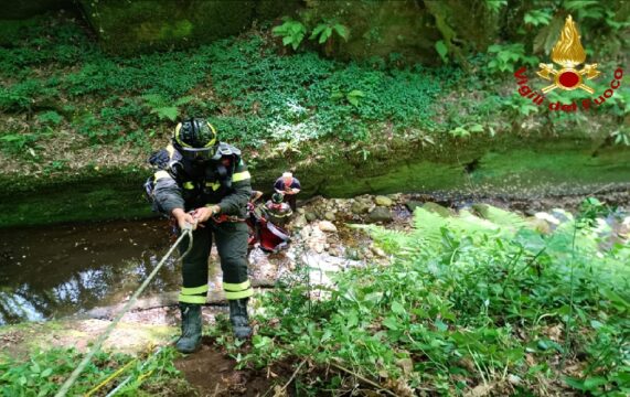 I vigili del fuoco salvano un anziano ed il suo cagnolino precipitano in un dirupo di 60 metri