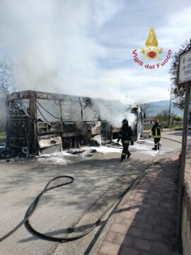 Paternopoli: due squadre dei vigili de fuoco e un’autobotte per domare l’incendio del pullman