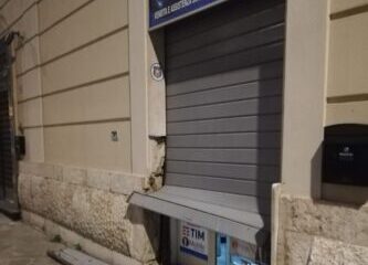 Svaligiato negozio di telefonia sull'Appia