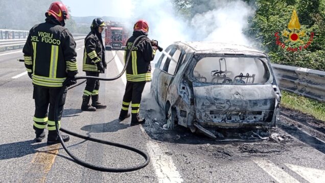 Auto in fiamme, salvi i genitori e due bambini