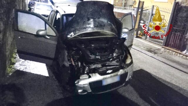 Sperone: auto in fiamme nella notte