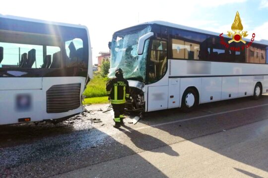 Andretta: violento scontro tra due autobus di studenti, cinque feriti