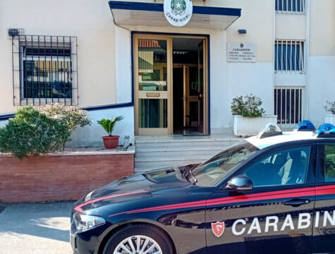 Provoca incidente con un ferito e fugge