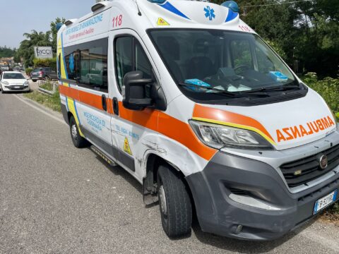 Valle Caudina: scontro tra un’ambulanza ed un auto lungo l’Appia