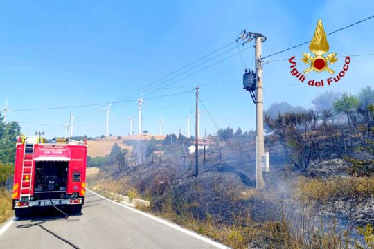 L’Irpinia brucia, giornata campale per i vigili del fuoco