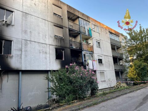 Evacuato palazzo per un incendio di due bombole di gpl ed una di acetilene