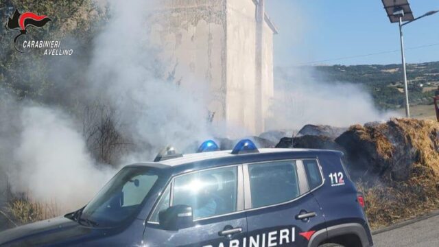 Rotoballe in fiamme, arrivano i carabinieri