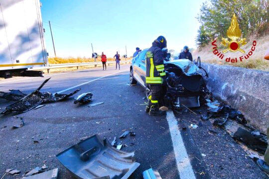 37enne muore in uno scontro tra auto e tir