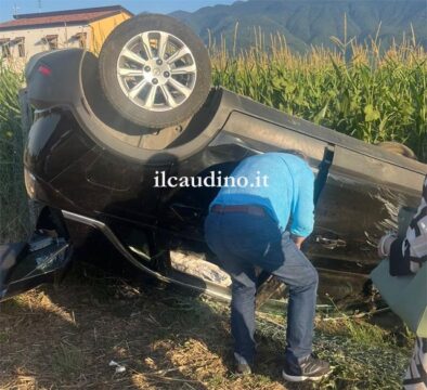 Valle Caudina: auto si ribalta sulla scorrimento veloce all’uscita di Cervinara