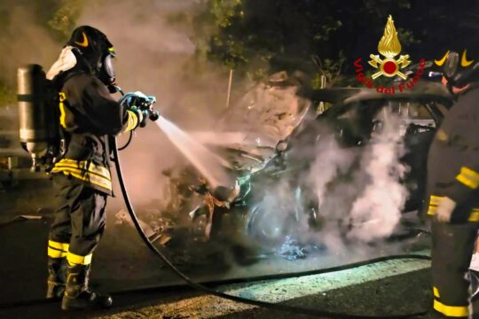 Le fiamme avvolgono un’auto con una famiglia a bordo